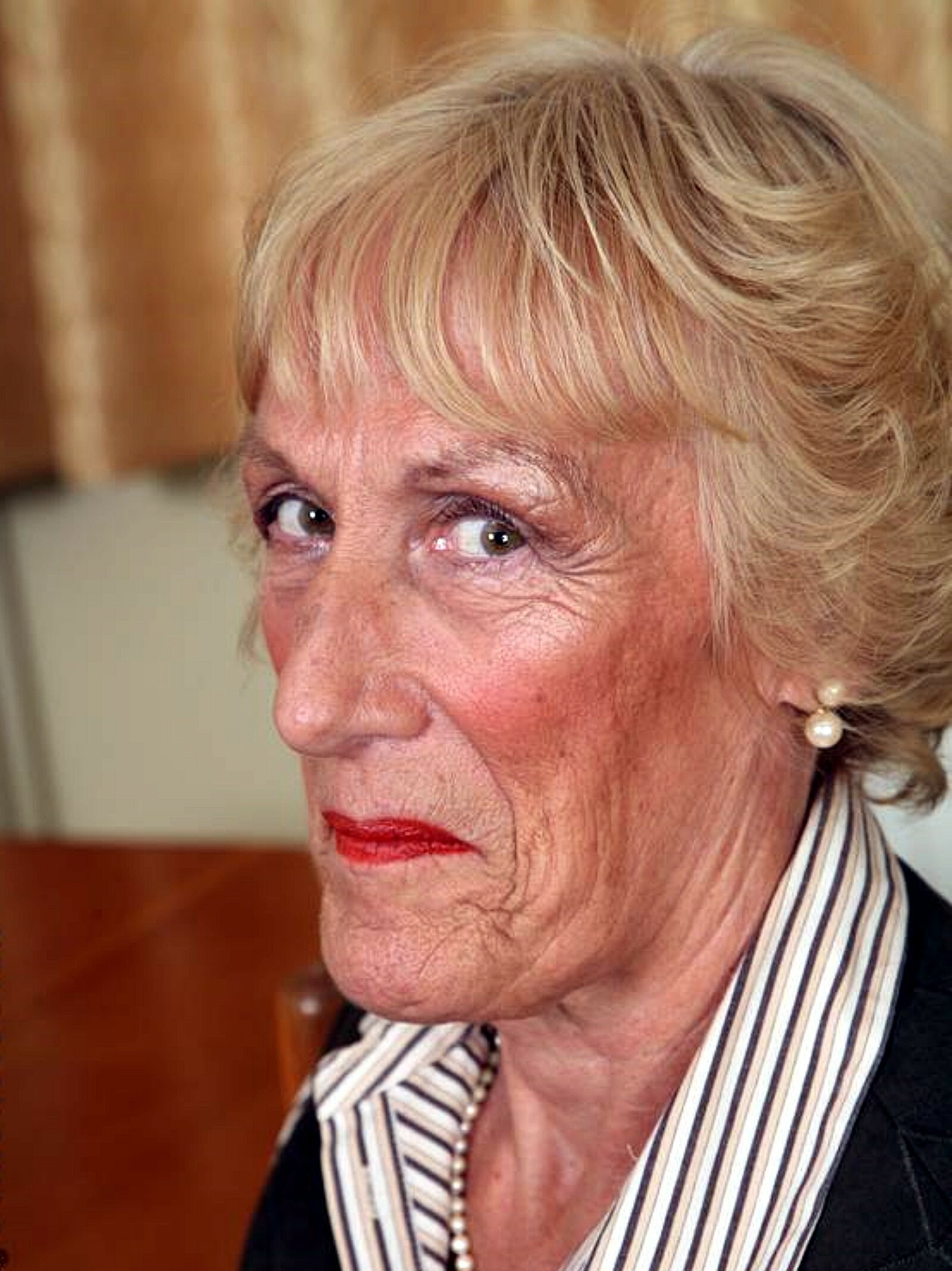 Oldslut with red lipstick — 9